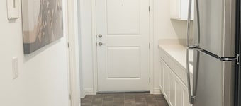 Modern Private Suite with Kind Bed, Kitchenette & Washer/Dryer - Las Vegas