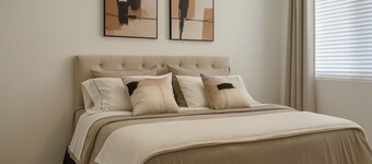 Modern Private Suite with Kind Bed, Kitchenette & Washer/Dryer - Las Vegas