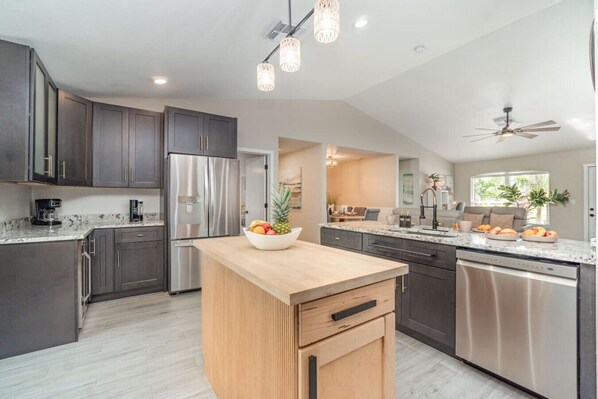 Fridge, microwave, oven, stovetop - Villa Golden Palm: 3BD Villa, Pool & Pet-friendly (Cape Coral)