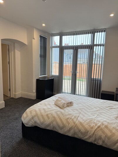 1 Bed Flat - Sleeps 2 - Parking - Wifi