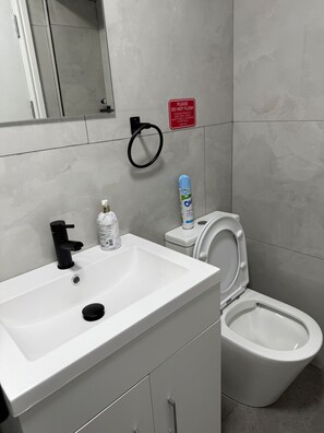 Een douche, handdoeken