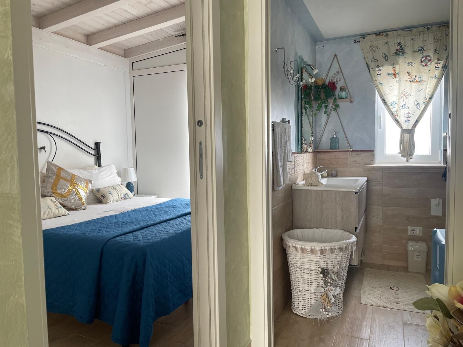 1 habitación, escritorio, tabla de planchar con plancha y cuna de viaje 