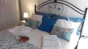 1 habitación, escritorio, tabla de planchar con plancha y cuna de viaje