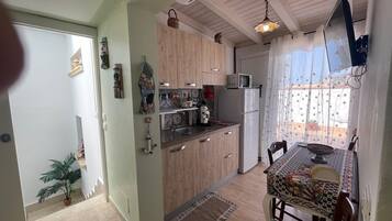Frigorifero, microonde, forno, piano cottura