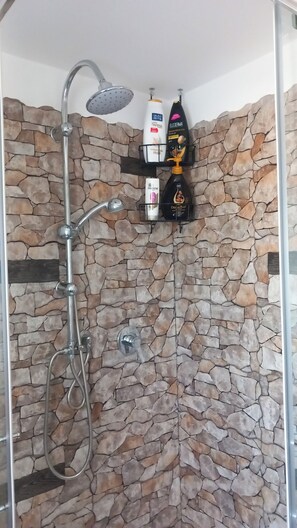 Haartrockner, Handtücher, Seife, Shampoo