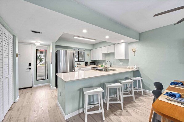 Réfrigérateur, micro-ondes, four, plaque de cuisson