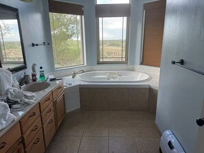 Jetted bath, towels, toilet paper