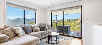 New Stylish Family Escape with Deck - 7 mins to MONA