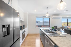 Réfrigérateur, four à micro-ondes, un four, surface de cuisson