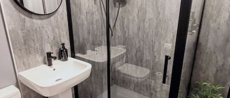 Douche, séchoir à cheveux, serviettes fournies, savon