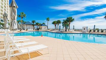 Una piscina cubierta, una piscina al aire libre