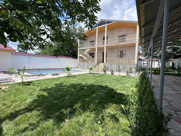 Unclassified image, 1 of 6, button