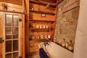 Hair dryer, towels, soap, shampoo - Knotty Pines Cabin, Island Park, Cozy, WiFi, 33mi from YellowStone National Park (Island Park)