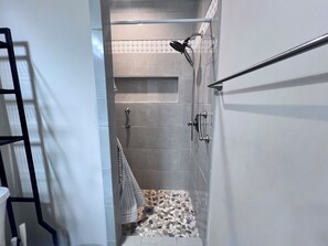 Dusche, Haartrockner, Handtücher, Seife