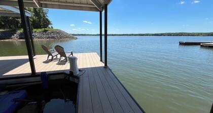 Dockside Dreamz #2 w/beach and dock - Close to Clarksville and Bluestone launch