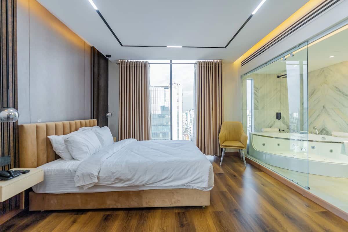Quarto casal superior | Frigobar, cofres nos quartos, escrivaninha