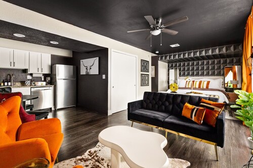 King Bed; San Antonio near Aiport; Pool; Near medical center