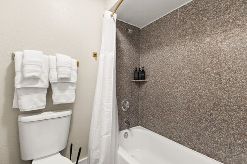 King Bed; San Antonio near Aiport; Pool; Near medical center
