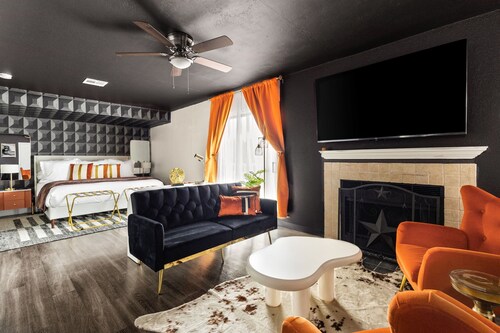 King Bed; San Antonio near Aiport; Pool; Near medical center