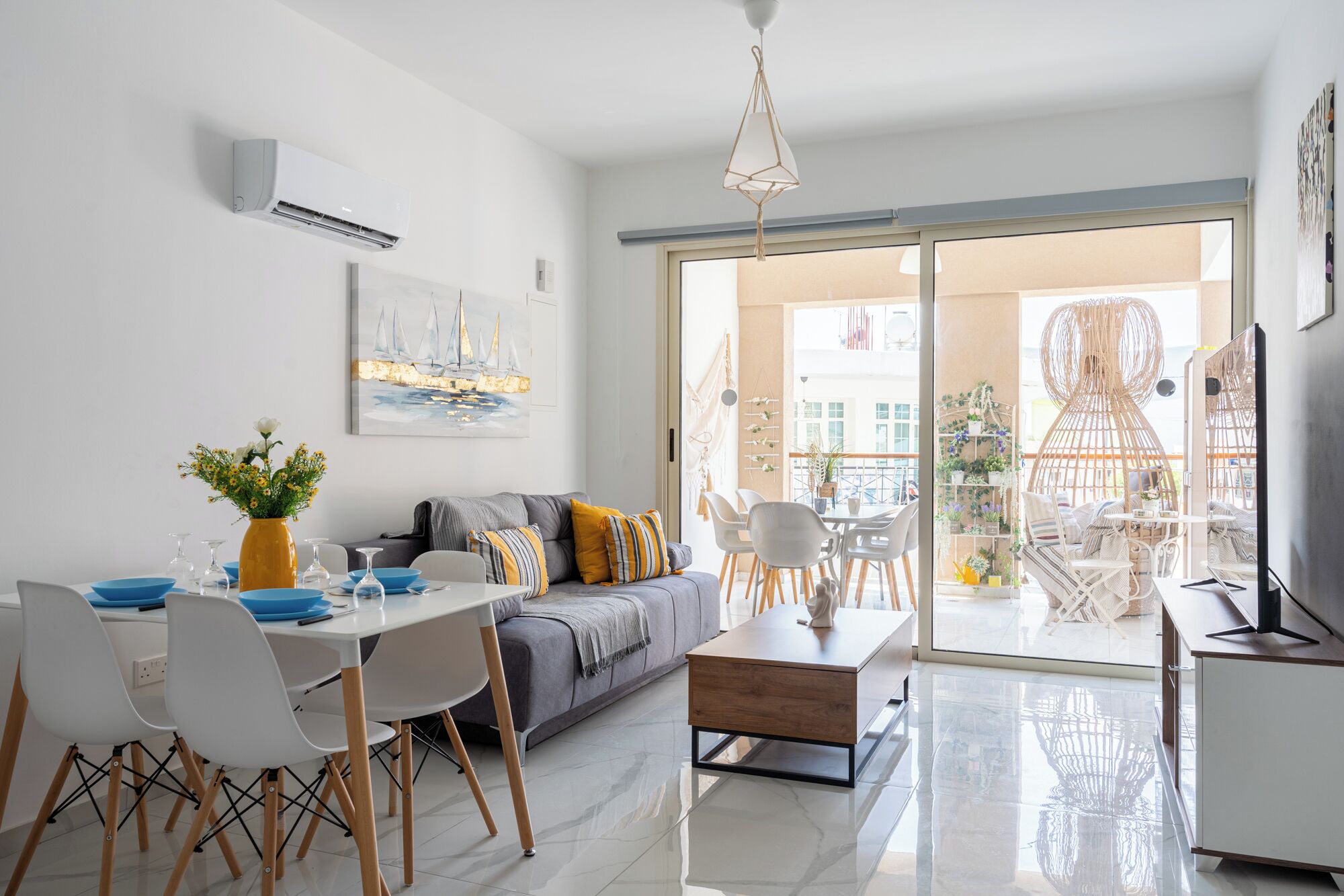 Departamento, 1 habitación, cocina, vista a la ciudad | Sala de estar | Televisión de 65 pulgadas con canales digitales 