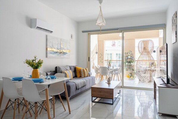 Apartment, 1 Bedroom, Kitchen, City View | Living room