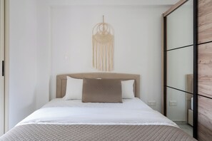 Appartement, 1 chambre, cuisine, vue sur la ville | Rideaux d’obscurcissement, fer et planche à repasser