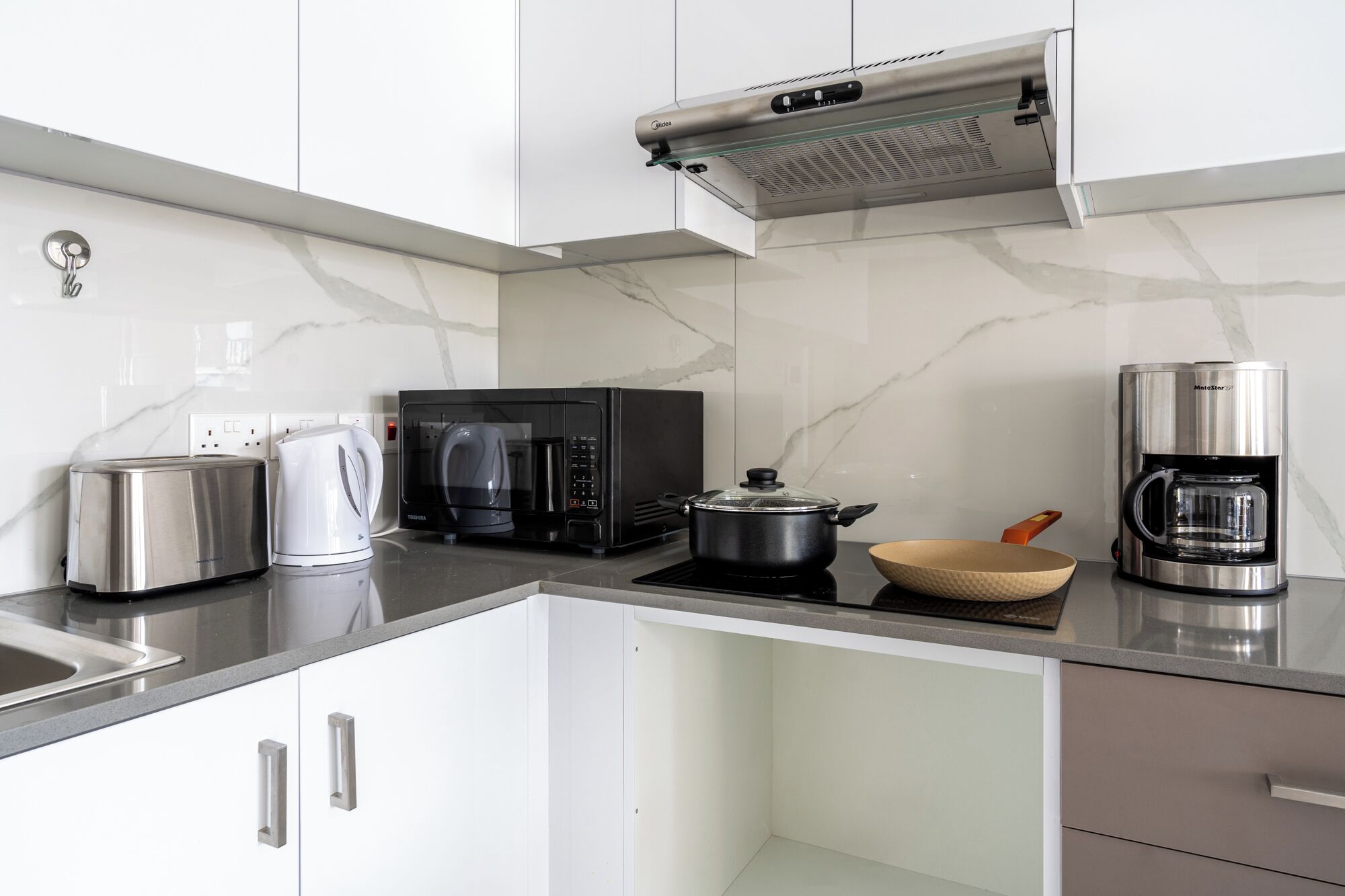 Refrigerador con freezer, microondas, horno, placa de cocina