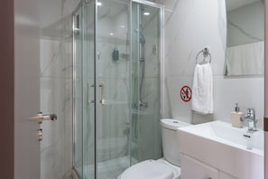 Apartment, 1 Bedroom, Kitchen, City View | Bathroom | Shower, hair dryer, towels, soap