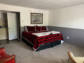 1 bedroom, bed sheets - Ledgerock at Whiteface - Deluxe King Room (Wilmington)