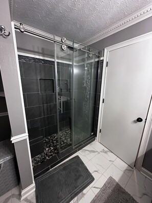 Dusche, Whirlpool, Handtücher, Toilettenpapier