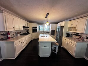 Four à micro-ondes, un four, surface de cuisson, lave-vaisselle