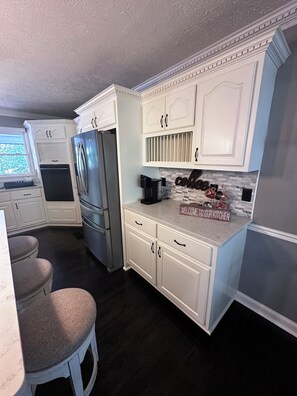 Microondas, horno, parrilla de estufa y lavavajillas 