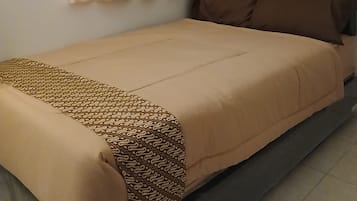 Economy Room, 1 Queen Bed | Desk, laptop workspace, bed sheets