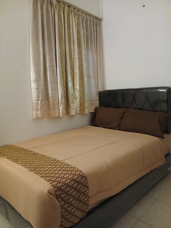 Standardzimmer, 1 Doppelbett | Schreibtisch, laptopgeeigneter Arbeitsplatz, Bettwäsche