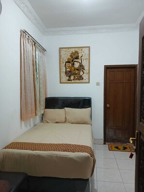 Kamar Standar, 1 Tempat Tidur Double | Meja kerja, ruang kerja ramah laptop, dan seprai linen