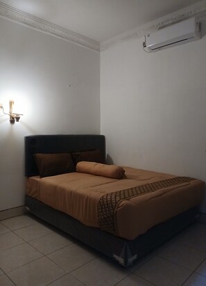 Escriptori, espai de treball apte per a portàtils i roba de llit