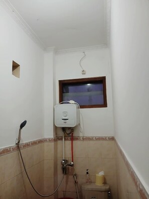 Bathroom - Ndalem Surya Malioboro (Yogyakarta)