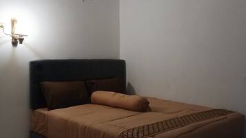 Perhehuone, 1 makuuhuone | Työpöytä, kannettavalle tietokoneelle sopiva työtila, vuodevaatteet