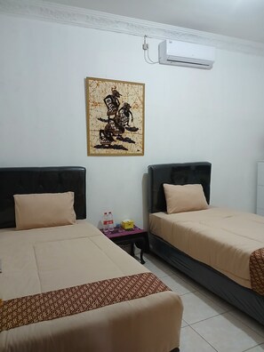 Family Twin Room | Desk, laptop workspace, bed sheets -  Ndalem Surya Malioboro (Yogyakarta)