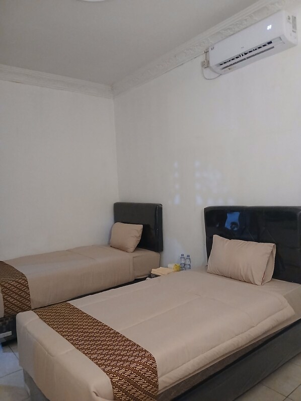 Skrivebord, arbejdsområde til bærbare computere, sengetøj