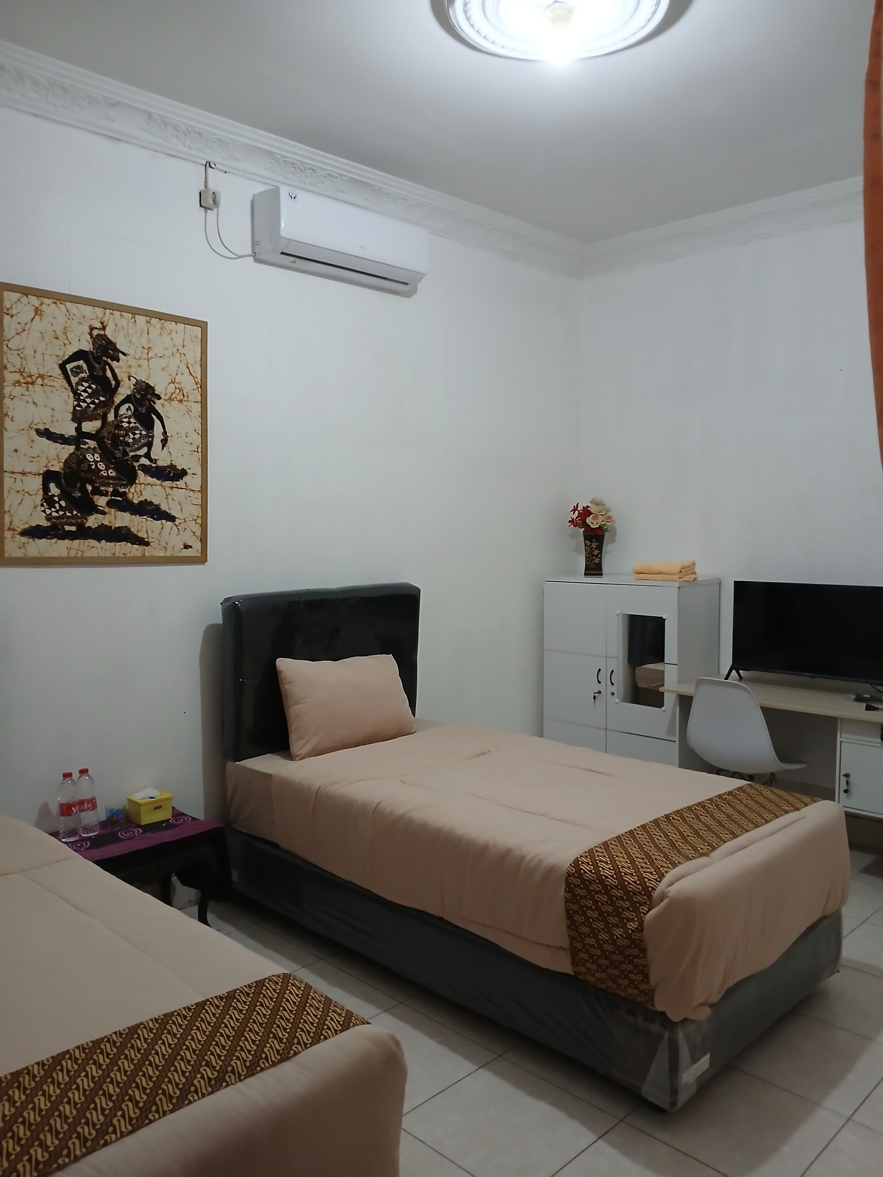 Family Twin Room | Desk, laptop workspace, bed sheets