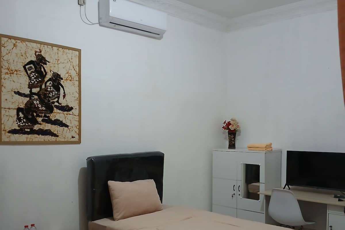 Familieværelse med 2 enkeltsenge | Skrivebord, arbejdsområde til bærbare computere, sengetøj