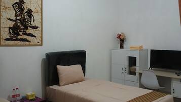 Family Twin Room | Meja, ruang kerja komputer riba, cadar katil