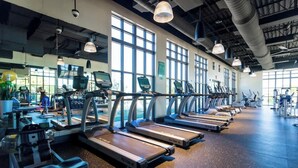Ein Fitnessstudio mit Laufbändern, Ergometer und Krafttrainingsgeräten.
