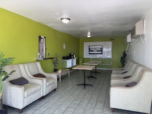 Free daily continental breakfast  - Parkside Inn by PHG - Sweetwater (Sweetwater)