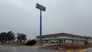 A motel named 'Parkside Inn' with a sign on a blue pole. - Parkside Inn by PHG - Sweetwater (Sweetwater)