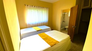 3 bedrooms, Internet, bed sheets - Enjoyable 3-bedroom house with AC in Tower Isle (Tower Isle)