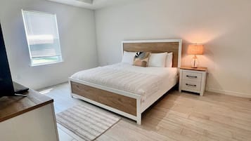 3 soverom, strykejern/-brett, internettilgang og sengetøy