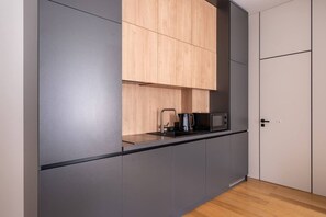 Refrigerador, microondas, placa de cocina, utensilios de cocina