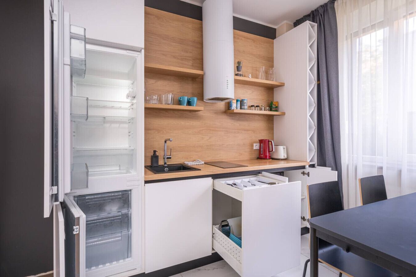 Frigorifero, microonde, forno, piano cottura